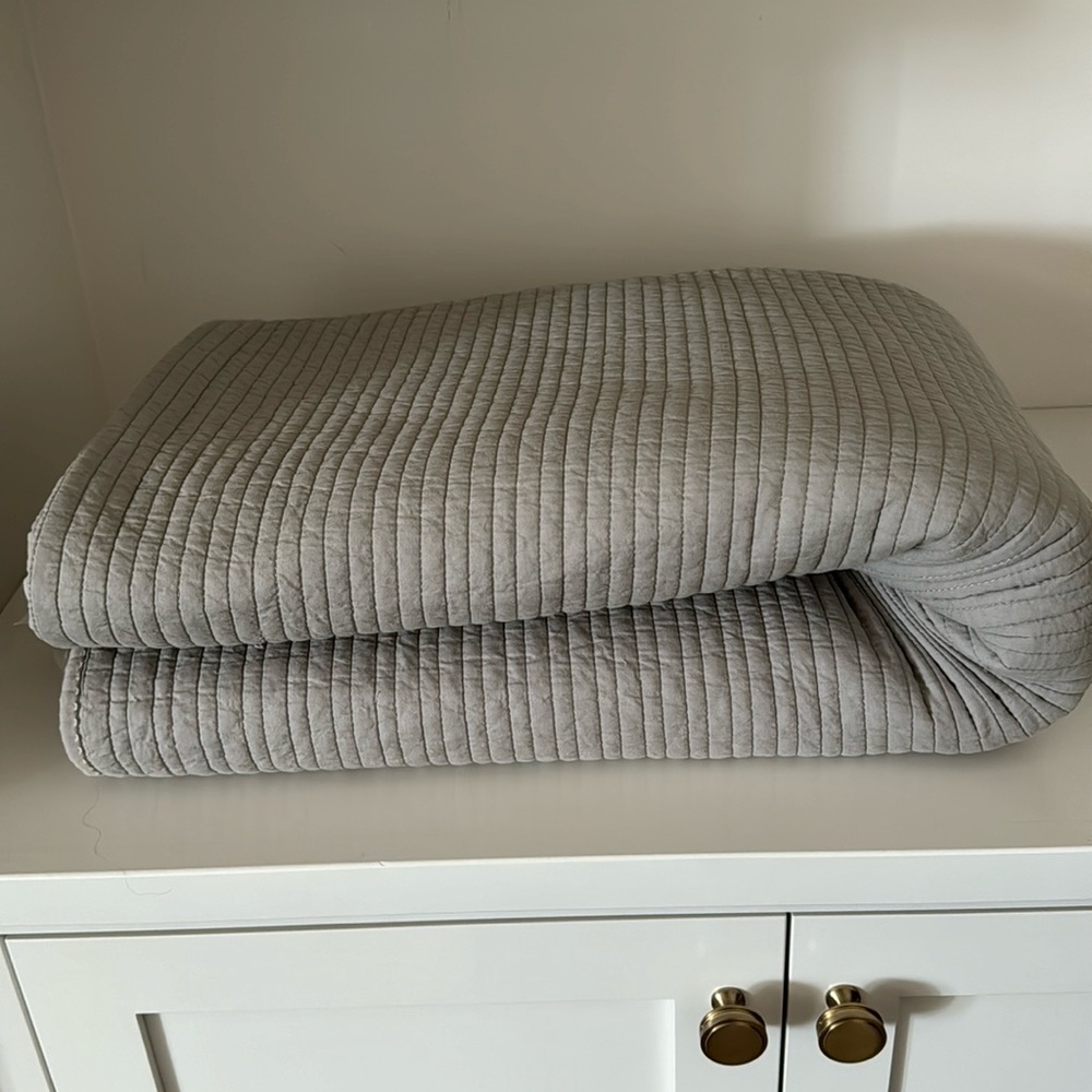 Pottery Barn kids quilt and (5) NWT pillows shams